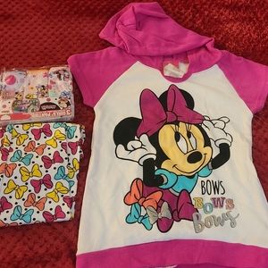 Minnie Mouse 4T NWT outfit and NWT undies Bundle *perfect guft*